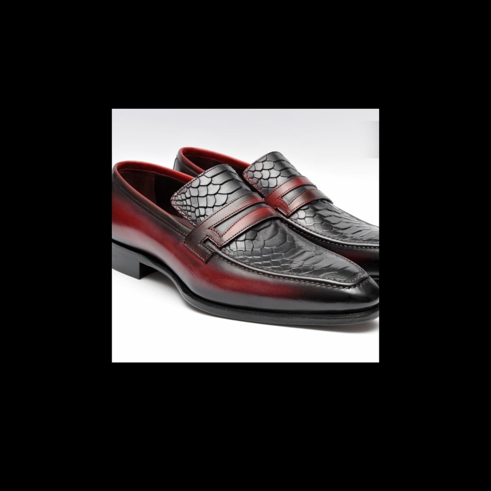 Black and burgundy skin slip on. Made in Italy